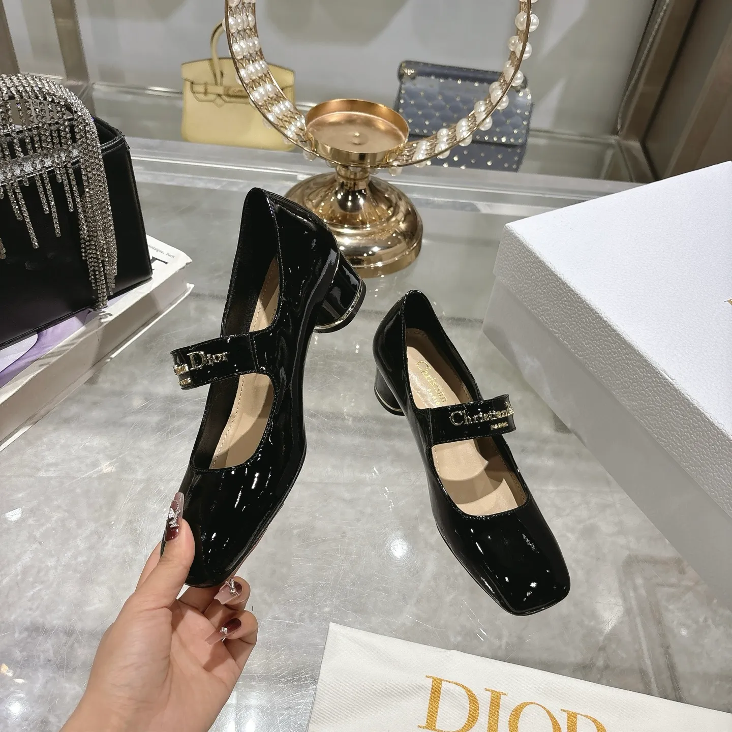💕💕Factory direct selling price p560💕💕 💕25ss early spring new Dior Dior D-My hardware letter square toe high heels 👠This My Dior high heels are a new product in the 2025 spring and summer ready-to-wear series, showing exquisite elegance. Carefully crafted from cow leather, it is embellished with gold buckles and a metallic Christian Dior Paris logo, making it highly recognizable and highlighting Dior's extraordinary craftsmanship. Graphic style heels complement each other, making the fashionable design more elegant. Upper: cow patent leather. Inner foot pad: sheepskin. Sole: Italian genuine leather outsole. Heel height: 4cm 7.5cm. Size: 35-39 (34.40.41. Customized items are non-refundable)